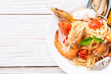 Deniz ürünleri makarna spagetti ve istiridye, karides, Squis, midye ile