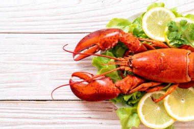 haşlanmış ıstakoz sebze ve limon ile