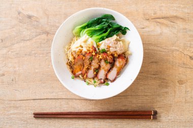 yumurta noodle ile kırmızı kavrulmuş domuz etli mantı