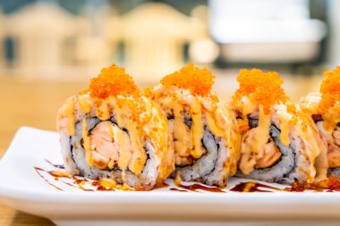 Peynir ile somon rulo suşi