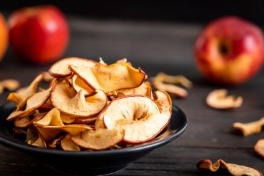 Ev yapımı kurutulmuş organik elma dilimli
