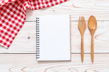 metin Not kopya sapce ile ahşap yüzeyde için boş defter