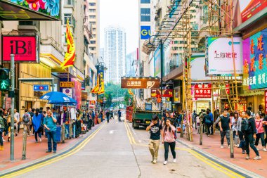 Hong Kong - 21 Şubat 2019: İnsanlar arasında Hennessy Road, Ca