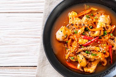 tavada kızartılmış ahtapot veya kalamar Kore baharatlı hamur (osam bulgog ile