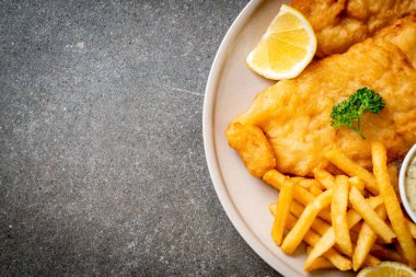 Kızartmalı balık ve patates kızartması.