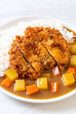 Çıtır çıtır kızarmış domuz pirzola köri ve pilav ile 