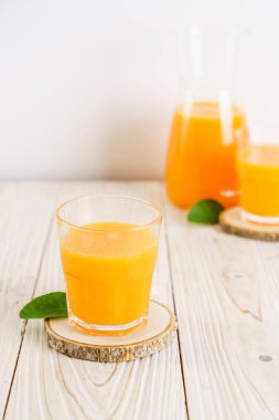 Ahşap arka plan üzerinde taze portakal suyu