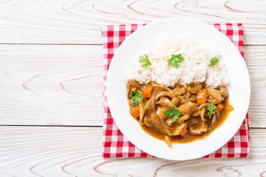 Japon köri pirinç dilimlenmiş domuz eti, havuç ve soğan ile