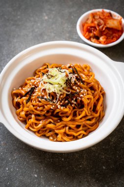 Kore sıcak ve baharatlı anlık noodle kimchi ile