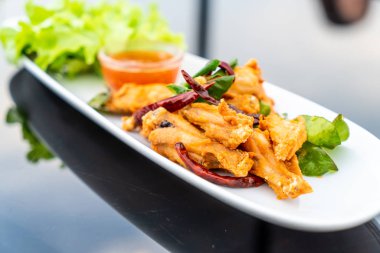 Kızarmış tavuk kanadı.