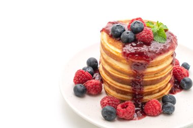 Taze ahududu ve yaban mersini ile gözleme