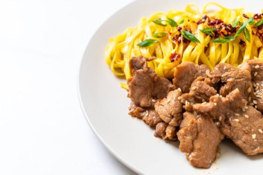 domuz eti ile Asya tavada kızartılmış erişte