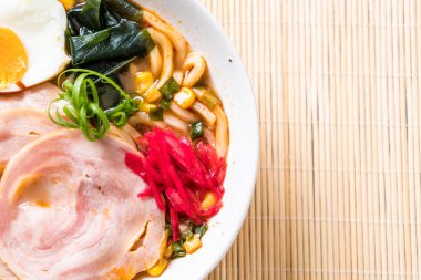 Baharatlı miso udon ramen noodle domuz eti ile