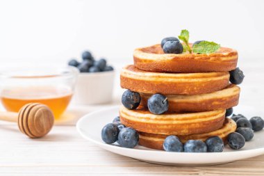 ile taze yaban mersini pancake