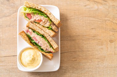 Ev yapımı ton balıklı sandviç 