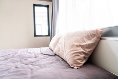 Yatakta rahat yastık 