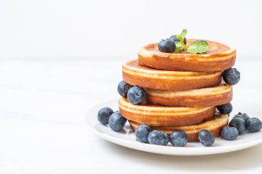 ile taze yaban mersini pancake