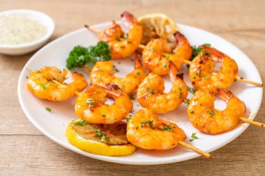 Limonlu ızgara kaplan karides şiş