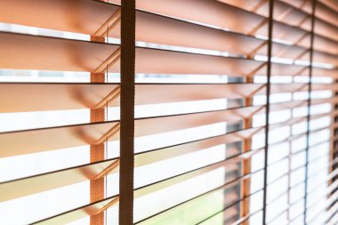 Oturma odasında penceresinde ahşap kepenkleri