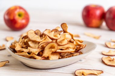 Ev yapımı kurutulmuş organik elma dilimli