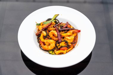 karidesler ile baharatlı siyah spagetti (Tom Yum Kung) 