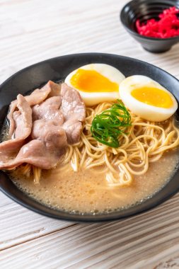 domuz eti ve yumurta ile TONKOTSU ramen erişte