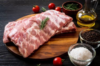 Taze çiğ domuz kaburgası. 