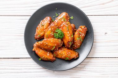 Barbekü tavuk kanatları beyaz susam ile