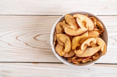 Ev yapımı kurutulmuş organik elma dilimli