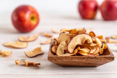 Ev yapımı kurutulmuş organik elma dilimli