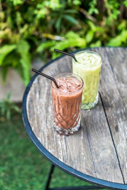 buzlu çikolata ve matcha yeşil çay bardağı masanın üzerine