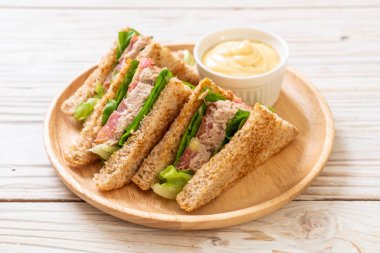 Ev yapımı ton balıklı sandviç 