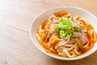 Udon ramen noodle ile domuz eti ve kimchi 
