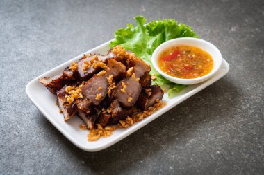 Fried çizgili domuz eti veya gevrek domuz eti veya derin kızarmış domuz eti