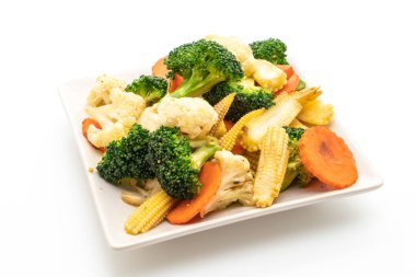 Beyaz arka plan üzerinde izole tavada kızartılmış mix sebze