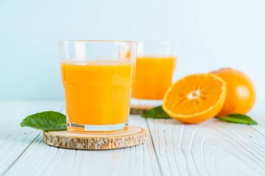 Ahşap arka plan üzerinde taze portakal suyu