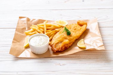 Kızartmalı balık ve patates kızartması.