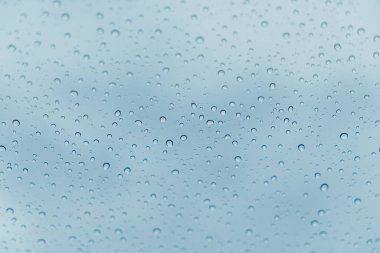 Pencere camları üzerine yağmur damlaları 