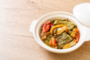 Acı kabak ve domuz eti ile korunmuş hardal yeşil çorba 