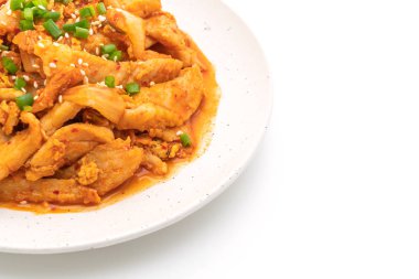 Beyaz arka planda izole kimchi ile kızarmış domuz eti