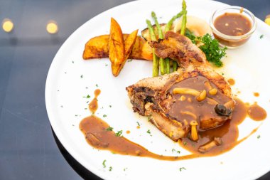 domuz eti biftek et suyu sosu ile