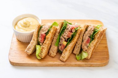 Ev yapımı ton balıklı sandviç 