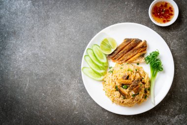 Gevrek gurami balığı kızarmış pilav