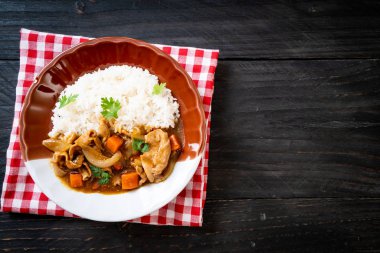 Japon köri pirinç dilimlenmiş domuz eti, havuç ve soğan ile