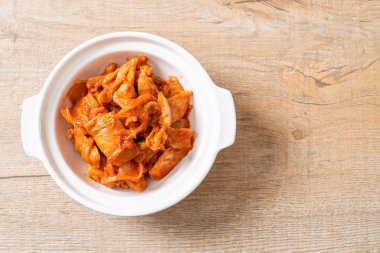 kimchi ile tavada kızartılmış domuz eti