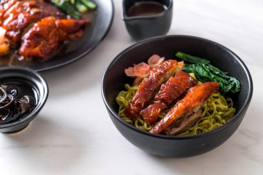 sebze erişte ile kızarmış ördek