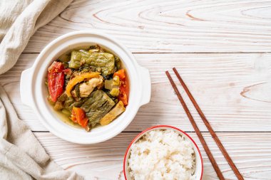 Acı kabak ve domuz eti ile korunmuş hardal yeşil çorba 