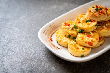 Sarımsaklı kızarmış yumurta yumuşak tofu