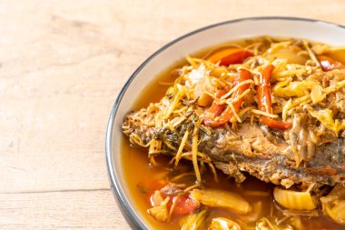 Salamura marul ile haşlanmış sazan balığı