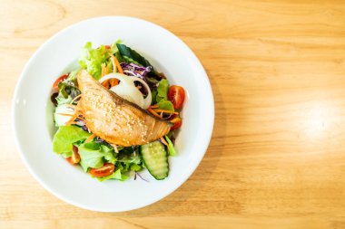 Kızarmış somon salata
